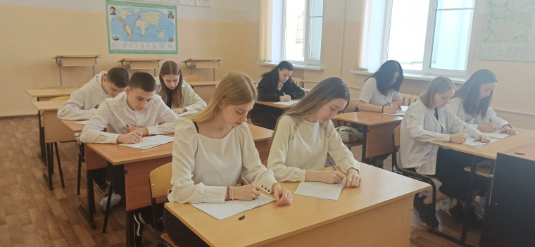 Учащиеся 9Г класса приняли участие в написании писем с пожеланиями и словами поддержки военнослужащим 106-ой гвардейской воздушно-десантной Тульской Краснознамённой, ордена Кутузова дивизии.